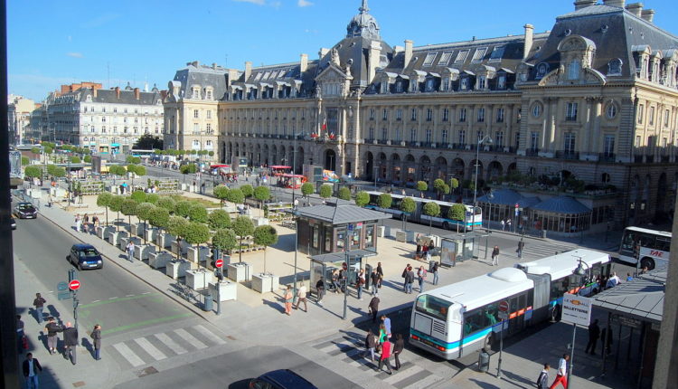 1280px-Rennes_place_de_la_République_DSC_4521