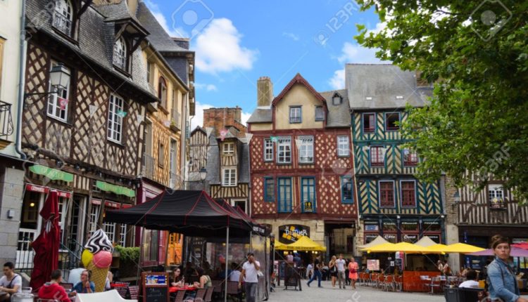 24376255-Place-Sainte-Anne-Rennes-France-Banque-dimages