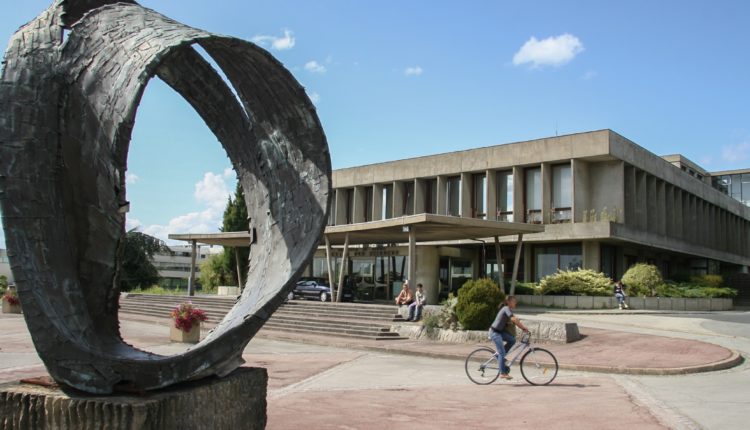 une2