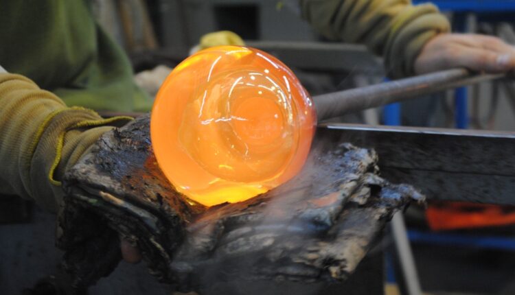 Démonstration_de_verre_soufflé_à_lAtelier-Musée_du_Verre_de_Trélon