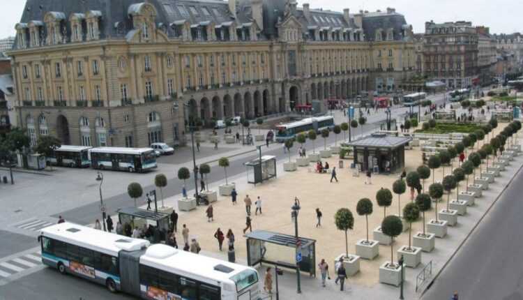 Bus_place_de_la_République_de_Rennes_5618280893