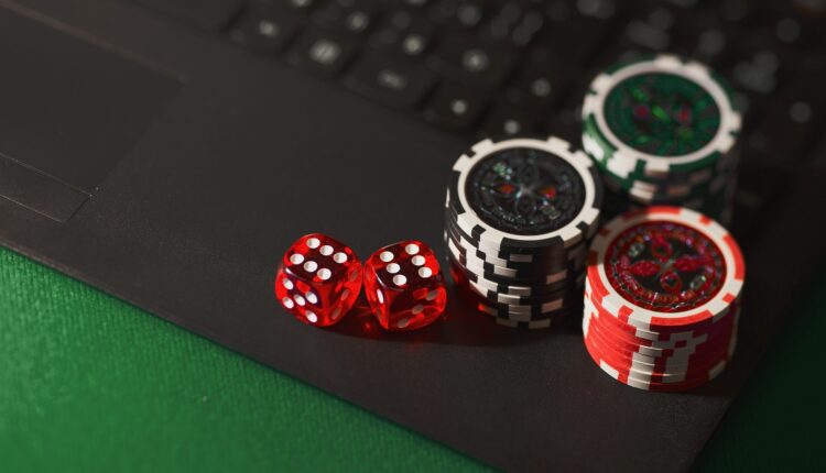 aidanhowe-dice-5012425_1920